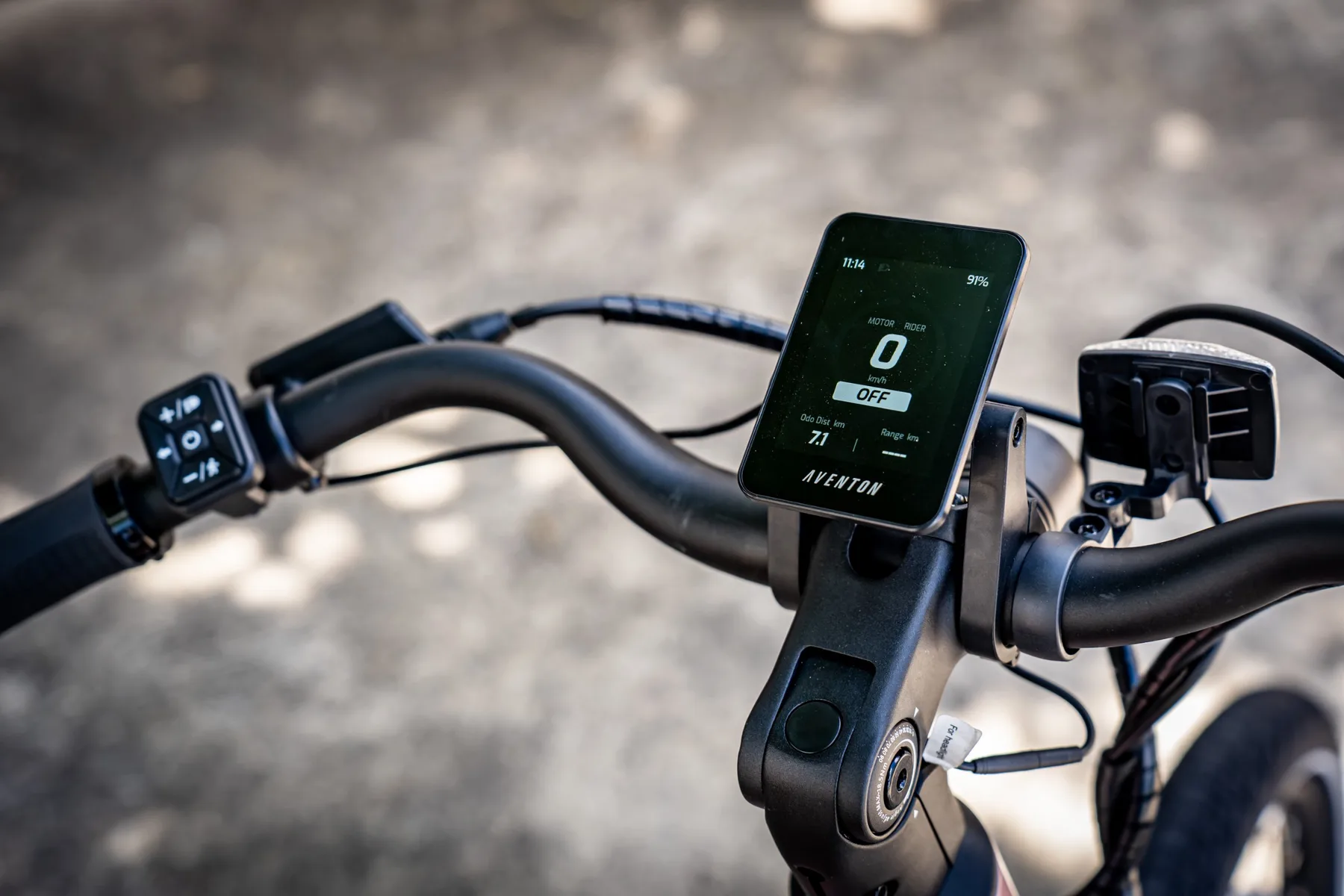Aventon colour display and control pad on the handlebar of the Pace 5 REC ST