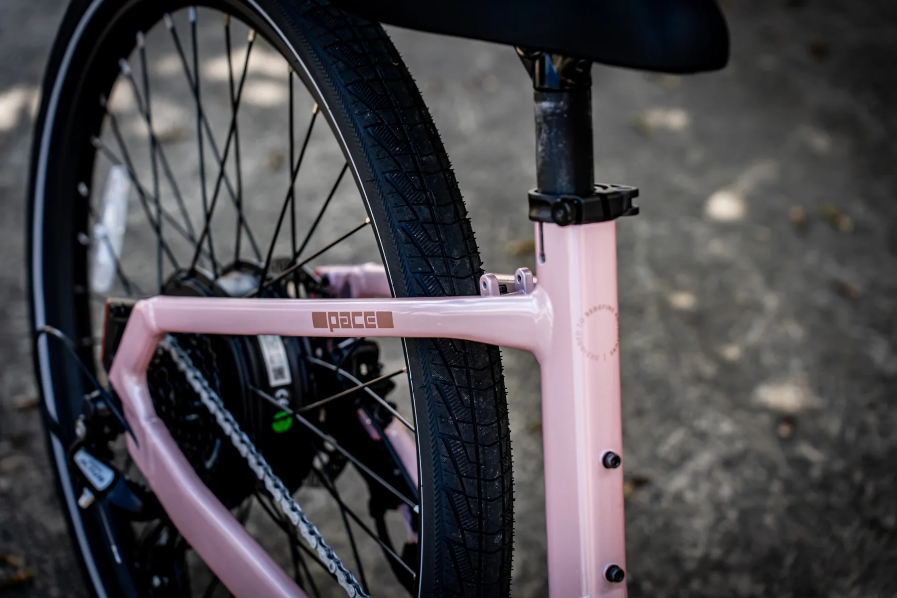 Pace badge on the pink rear triangle of the Aventon Pace 5 REC ST, with the seat post and rear tyre